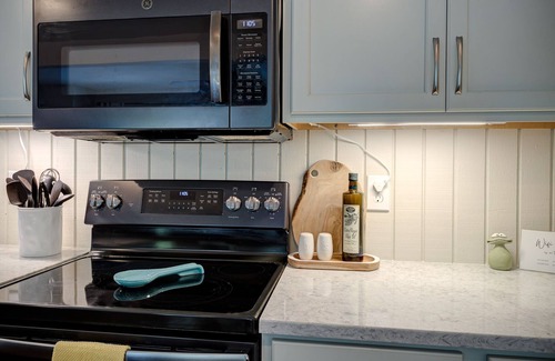 Boone Cabin | New! Cottage On The Rocks, Pet Friendly, Hot Tub, Central Location