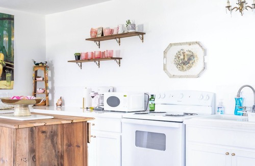 Burton House | NEW | Cozy cottage sleeps 3 | 10 min. to Round Top!