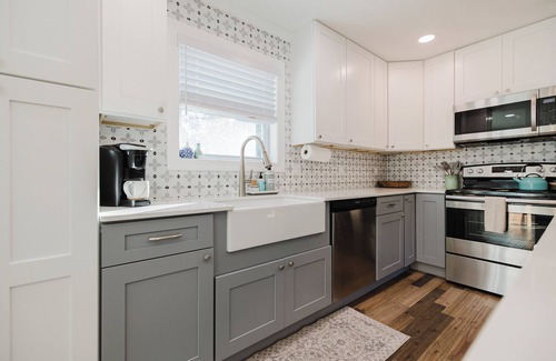 Green Meadow House | NEW! Cozy Hidden Haven - Centrally Located to Beach, Shopping & Downtown!