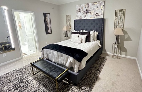 Barker House | New cozy Katy home! 3 Bed-2.5 bath, Hot tub, Karaoke Mic, relaxing fireplace.
