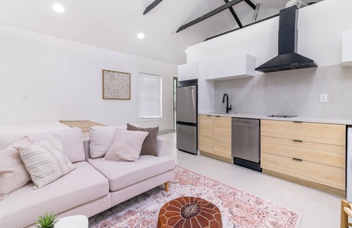 North Hollywood House | NEW Cozy Private Detached Studio in NoHo