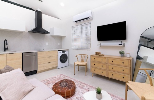 North Hollywood House | NEW Cozy Private Detached Studio in NoHo