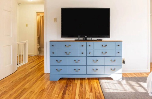 Indianapolis House | NEW Cozy Spot in Broad Ripple, Close to Shopping, Bars, and Parks - Free Parking
