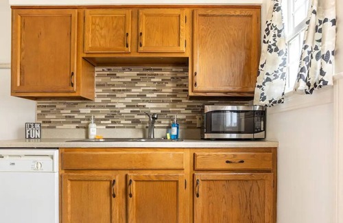 Indianapolis House | NEW Cozy Spot in Broad Ripple, Close to Shopping, Bars, and Parks - Free Parking