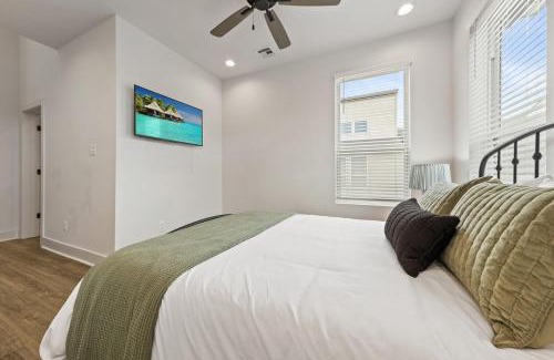 Lafayette Apartment | NEW Cracklin House Luxury Amenities Fast WiFi 65 TV