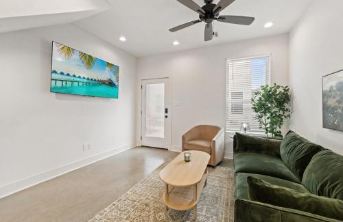Lafayette Apartment | NEW Cracklin House Luxury Amenities Fast WiFi 65 TV