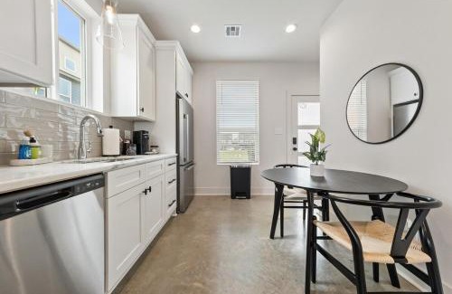 Lafayette Apartment | NEW Cracklin House Luxury Amenities Fast WiFi 65 TV