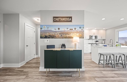 Missionary Ridge House | NEW Crestview Heights | Views of Downtown | Hot Tub | Sleeps 13