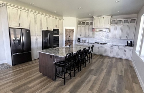 Island Park House | NEW~Custom 3 Master Suites~Waterfront Community~Near Yellowstone~AC~Hot tub~Wifi