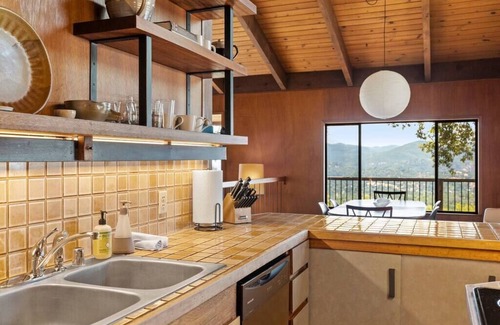 Tuolumne House | New! Custom Built Architectural Gem Mountain House
