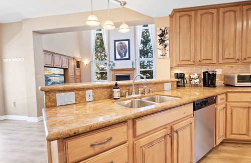 Big Bear House | NEW DECOR ❤️ HotTub Pool Table Arcade Fire Pit King Beds 2 Fireplaces