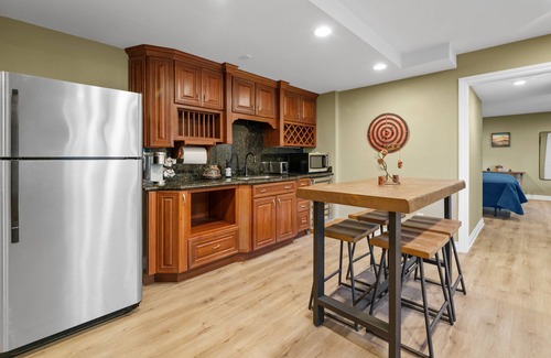 Big Bear House | NEW DECOR ❤️ HotTub Pool Table Arcade Fire Pit King Beds 2 Fireplaces