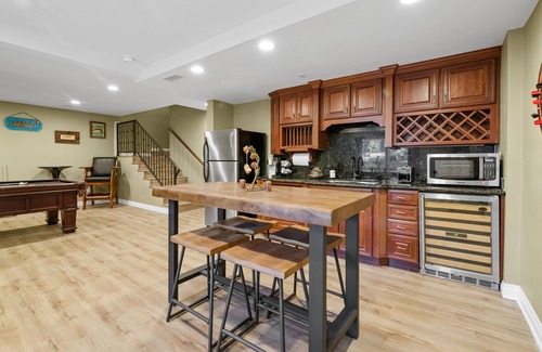 Big Bear House | NEW DECOR ❤️ HotTub Pool Table Arcade Fire Pit King Beds 2 Fireplaces