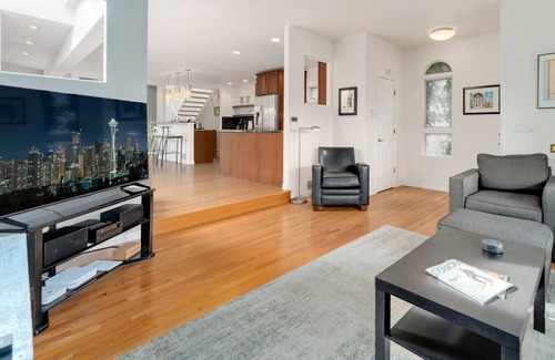 Alamo Placita House | New Denver Escape. 3 bedroom. Near everything.