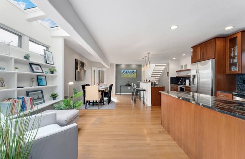 Alamo Placita House | New Denver Escape. 3 bedroom. Near everything.