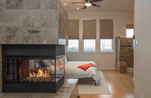 Fort Worth House | NEW: Designer space in ❤️ of S. Main + private balcony