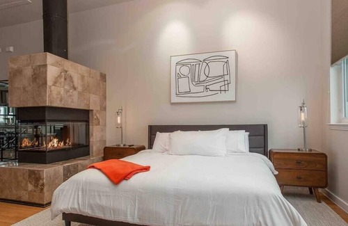 Fort Worth House | NEW: Designer space in ❤️ of S. Main + private balcony