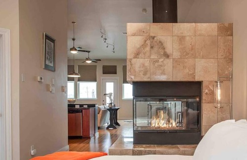 Fort Worth House | NEW: Designer space in ❤️ of S. Main + private balcony