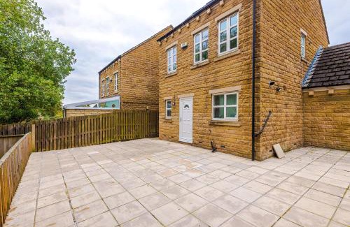 Rastrick House | NEW! Detached 4BR, Driveway Parking, Spacious