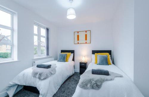 Rastrick House | NEW! Detached 4BR, Driveway Parking, Spacious