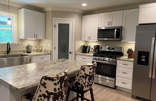 Ellijay Cabin | NEW Dog- Friendly Soothing Modern Cabin In Ellijay-Fire Pit & Resort Amenities!