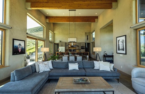 Hailey House | New eco mountain 3 Bd dazzler with AMAZING views, hot tub, sauna, living roof!