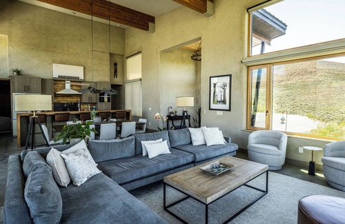 Hailey House | New eco mountain 3 Bd dazzler with AMAZING views, hot tub, sauna, living roof!