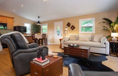 Perrysville Cottage | NEW Enchanting Mohican Getaway w/Poker&Pool Table