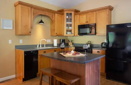 Perrysville Cottage | NEW Enchanting Mohican Getaway w/Poker&Pool Table