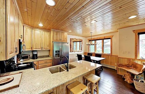 Park City House | NEW! ENTIRE Cabin townhome-HOT TUB-FIREPLACE-Garage-Walk to SKI LIFT