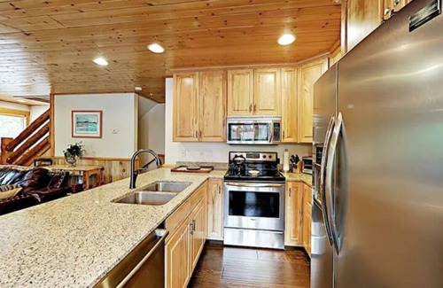 Park City House | NEW! ENTIRE Cabin townhome-HOT TUB-FIREPLACE-Garage-Walk to SKI LIFT