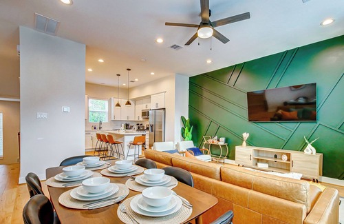 North Houston House | NEW Executive Mid Century Modern Home Centrally located 10 MIN to Downtown
