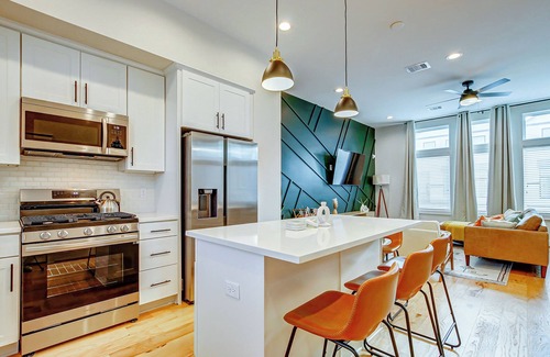 North Houston House | NEW Executive Mid Century Modern Home Centrally located 10 MIN to Downtown