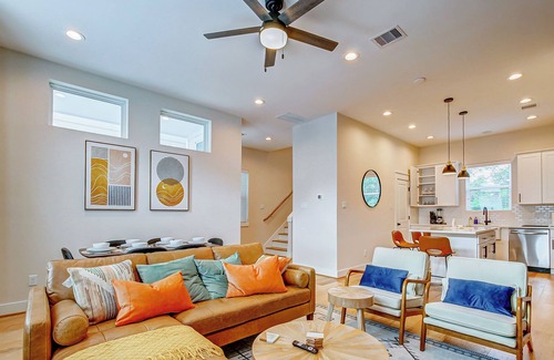 North Houston House | NEW Executive Mid Century Modern Home Centrally located 10 MIN to Downtown