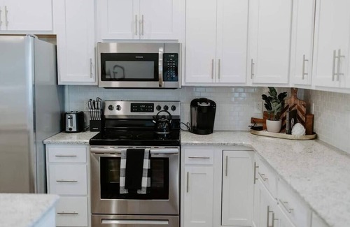 Murfreesboro House | NEW Family Friendly Maple Mansion | Sleeps 28