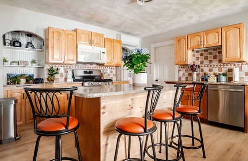 Salem Apartment | NEW! Family-Friendly Getaway < 1 Mi to Dtwn Salem! w Roof Deck & Tiki Bar