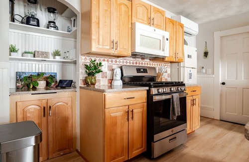 Salem Apartment | NEW! Family-Friendly Getaway < 1 Mi to Dtwn Salem! w Roof Deck & Tiki Bar