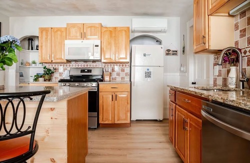 Salem Apartment | NEW! Family-Friendly Getaway < 1 Mi to Dtwn Salem! w Roof Deck & Tiki Bar