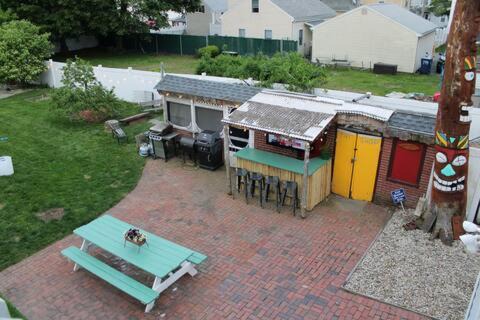 Salem Apartment | NEW! Family-Friendly Getaway -1 Mi to Dtwn Salem w Roof Deck & Tiki Bar