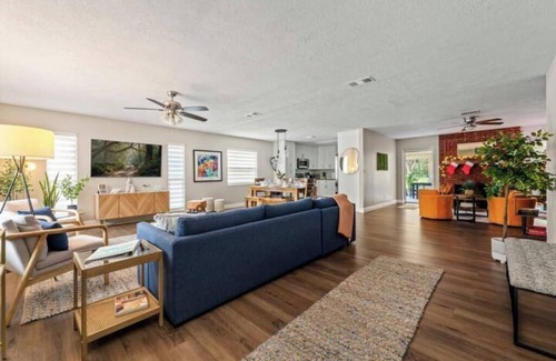Crystal River House | NEW-Family Fun Oasis-Near Springs-Bring Your Boat-Huge Yard-Game Room-Spa-EV