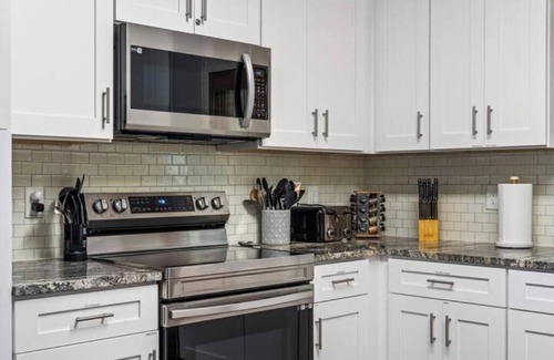 Crystal River House | NEW-Family Fun Oasis-Near Springs-Bring Your Boat-Huge Yard-Game Room-Spa-EV