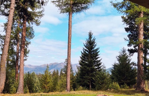 Seeley Lake House | New Farmhouse Chic Cabin - Minutes from Lakes, Rivers, & Recreation - Sleeps 6