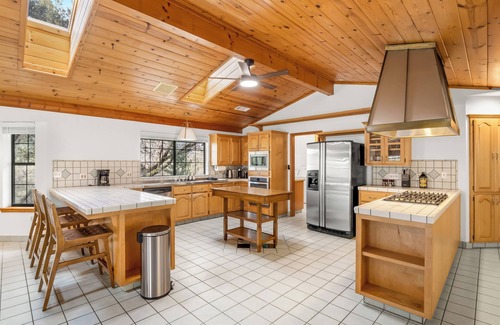 Ahwahnee House | NEW - Fire pit - Game room - Sleeps 14 - 40 acres