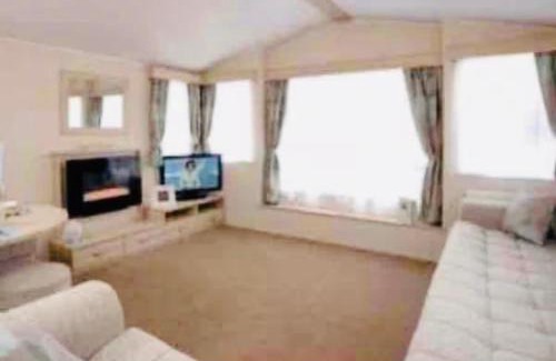 New Forest District Resort | NEW FOREST Hoburne Bashley Holiday Park, Spacious Caravan Sycamore 201 Sleeps 6