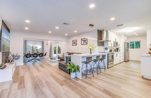 Croissant Park House | NEW! Fox Private Resort- Near Downtown & Beach