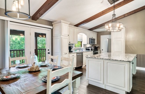 Wears Valley Cabin | New Fun Family Cozy Cabin w/hot tub -games- great location!