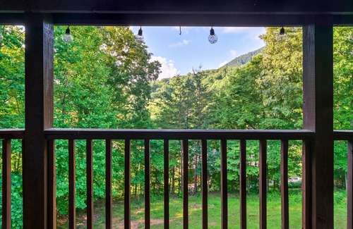 Wears Valley Cabin | New Fun Family Cozy Cabin w/hot tub -games- great location!