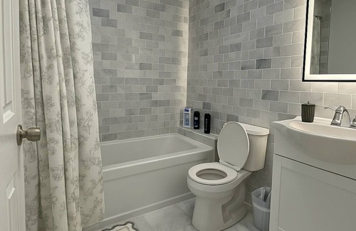 Beaver Hills House | New Haven Staycation|Near Yale|Washer/Dryer|Groups