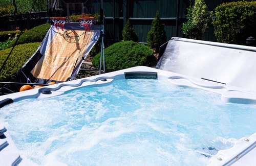 Elmhurst House | NEW HEATED POOL & HOT TUB 13 BEDS 3 BATHS 3 MIN DOWNTOWN PROVIDENCE