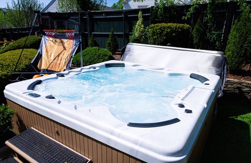 Elmhurst House | NEW HEATED POOL & HOT TUB 13 BEDS 3 BATHS 3 MIN DOWNTOWN PROVIDENCE